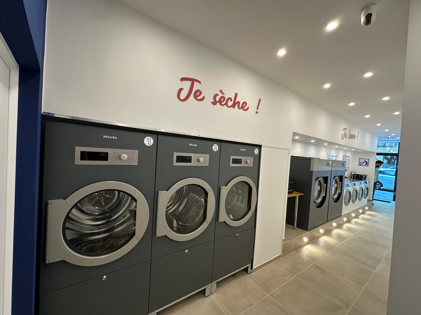 Alignement de lave-linge et de sèche-linge professionnels dans une laverie